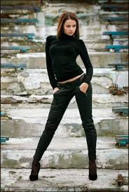 How To Pose For Pictures Like A Model Best Posing Techniques Fashion Model Poses Model Poses Fashion Photography Poses