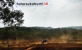 Sambil menggendong keranjang sayuran, langkah maemunah sesekali terhenti saat berpapasan dengan motor dari arah. Objek Wisata Karang Para Sukabumi Miliki Sirkuit Motocross Selanjutnya Paralayang