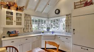 Ecke Kuche Windows Fur Gemutliche Kuche Beleuchtung Kuchen Design Englischer Landhausstil Gemutliche Kuche