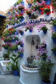 Un patio con flores | profesional florista, con taller propio. Pozo Flores Fuente Sol Ceremonia Concursos Cruces Crucesdemayo Flore Plantas De Patio Patios Cordobeses Hermosas Casas De Arboles
