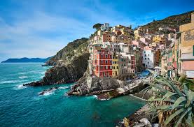 Italy has many beautiful and famous coastal fishing villages. Cinque Terre Die Magischen Dorfer
