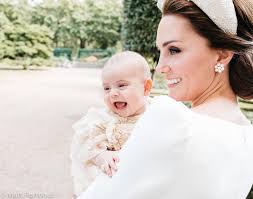 Det tredje barnet til William og Kate, prins Louis, ble nylig døpt. Her er  de offisielle bildene.