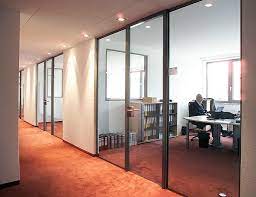 Fließende räume und die öffnung des raums nach außen sind spätestens seit mies van der rohe wichtige themen der modernen architektur und aus der heutigen. Glastrennwand Gsm Keisinger Trockenbau Innenausbau Trennwande