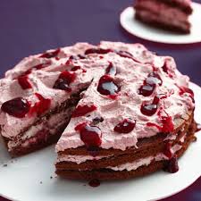 Schattenmorellen habe ich in die joghurtcreme untergehoben und. Kirsch Joghurt Torte Mit Schokoboden Rezept Essen Und Trinken