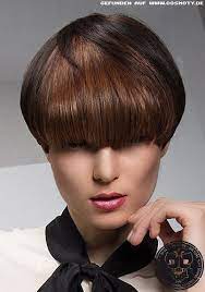 glatt gestylter pilzkopf mit brunetter duo colorierung frisuren pilz frisur