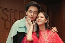 Adhisty zara lantas menambahkan kalau mereka belajar berenang selama sebulan untuk adegan. Serasi Intip Fashion Angga Yunanda Adhisty Zara Di Premiere Film Mariposa Semua Halaman Cewekbanget