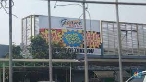 Di dalam swalayan, ratusan pembeli. Goriau Catat Nih 6 Gerai Giant Ini Akan Tutup Bulan Juli Dan Lagi Diskon Besar Besaran