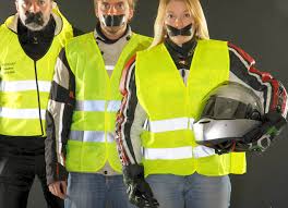 Le gilet jaune devra être porté par les usagers de motos et de scooters dés qu'un arrêt d'urgence sera nécessaire. Le Gilet Jaune Obligatoire Des Le 1er Janvier 2016 En Cas D Absence Vous Devrez Debourser Entre 11 Et 135 Euros Acidmoto Ch Le Site Suisse De L Information Moto