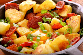 Cartofii taranesti la cuptor se coc la 200° c pe functia sus+jos si ventilatie circa 25 de minute. Cartofi La Cuptor Cu Carnati Si Oua Ochiuri Retete Practice