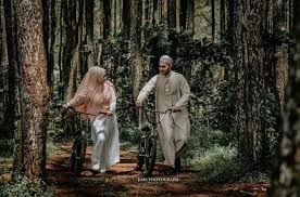 Tema foto prewedding yang satu ini sangat cocok untuk anda. 15 Foto Prewedding Kekinian Unik Islami Casual Romantis