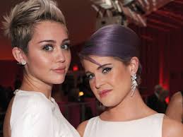 Kelly osbourne präsentiert sich top gestylt und mit neuer frisur auf instagram. Kelly Osbourne Ozzys Tochter Nimmt Sich Miley Cyrus Zur Brust Bunte De