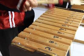 .alat musik yang dapat menghasilkan suatu nada atau notasi do, re, mi, fa, so, la, si, do yang dapat melengkapi bunyi yang dihasilkan oleh alat musik ritmis. Mengenal Alat Musik Melodis Tradisional Dari Indonesia