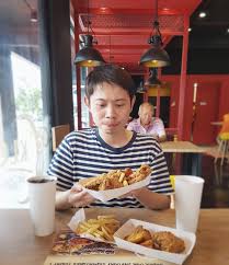 They also have this crazy gai wo bao, which translates to 'chicken nest bun'. Klg å¿«æ¨‚é›ž Sri Petaling Kuala Lumpur