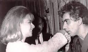 Λίγες μέρες μετά την γέννηση της παθαίνει πνευμονία και με αεροβάπτιση της δίνονται τα ονόματα αλίκη και σταματίνα. Giati O Dhmhtrhs Xorn Mhdenise Th Boygioyklakh Stis Ptyxiakes 8a Parathsw To 8eatro Htan H Antidrash Ths Alikhs Poy Eixe Kerdisei Mia Gennaiodwrh Kritikh Apo Ton Loyntemh Mhxanh Toy Xronoy