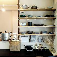 お部屋の収納を考えるとき 空いている壁が収納スペースになったらいいなと思ったことはありませんか ちょっとしたアイディアや工夫で 壁面収納がおしゃれにできたらぜひ真似してみたいですよね そこで 今回の kufura収納調査隊 は 収納上手な達人たちが実践して