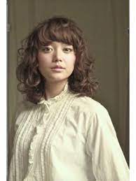 ミディアム パーマ くるくる ミディアム パーマ 強め カーリーヘアスタイル ミディアム パーマ