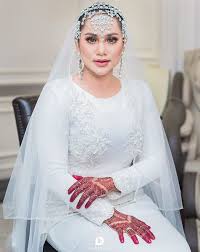 Sebenarnya ada cara nak pastikan bau minyak wangi kekal lama. Inai Merah Vs Inai Putih Dua Dua Cantik Tapi Mana Lebih Elok Dipakai Pada Hari Bahagia