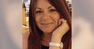 Sykepleier dør tragisk i mannens armer mens hun venter på ambulanse