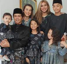 Kalau anda mengikuti akaun instagramnya, pasti anda akan dapat lihat yang sharifah sakinah sekarang sedang aktif bersenam dan sering berkongsi gambar yang menampakkan tubuhnya. Hamil Tanpa Komplikasi Melahirkan Anak Keenam Di Usia 40an Amalan Hidup Sihat Rahsia Kesuburan Sharifah Shahirah Pa Ma