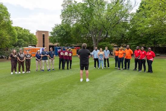 tylerflorence welcomes six teams to Knoxville, TN, for a three-stop race  across different events! 👏 Watch back-to-back NEW episodes of  #GreatFoodTruckRace starting tonight at 9|8c!