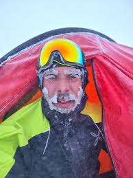 🇮🇹 Giorno 18: Momenti di difficoltà e attimi di paura. . Mi sono  accampato circondato da un paesaggio stupendo in totale tranquillità ma  conoscendo il clima islandese avevo comunque fissato la tenda