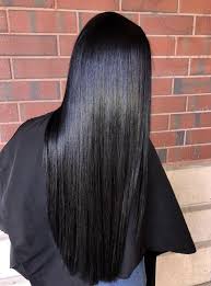 Goditi dei capelli neri incredibilmente lucenti con cui abbaglierai tutti intorno a te. Tendenze Colore Capelli Torna Il Nero Inchiostro Parrucchierando