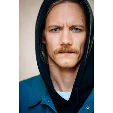 Vier geradlinige Porträts von Filmproduzent und Schauspieler Patrick  Schorn, fotografiert in einem Durchgang auf der der Karl-Marx-Allee. Auf  meinem Blog (Link in Bio) gibt es einen Beitrag zu der Fotosession.  @friendship_films #portraitphotography #