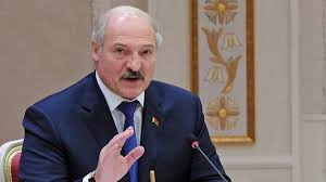 Trotz weltweiter kritik verteidigt er die erzwungene landung. Lukaschenko Und Die Jugend Die Generation 500 Dollar Mdr De