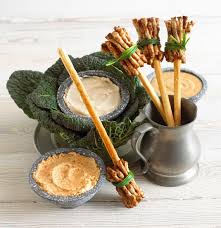 Grissini Besen Mit Dip Rezept Halloween Menu Halloween Essen Snacks Fur Party