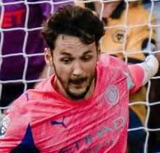 So imwe didn't you see that the goal keeper doesn't have normal eyes 🥲