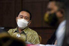Vonis tersebut lebih berat dibanding tuntutan jaksa penuntut umum (jpu) kejaksaan agung yang meminta agar djoko tjandra divonis 4 tahun penjara ditambah denda rp100 juta subsider 6 bulan. Pasrah Hadapi Sidang Vonis Ini Yang Dikatakan Djoko Tjandra