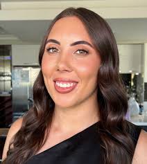 LESS IS MORE 🖤 Diffused skin and softly defined lashline