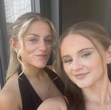 Was wondering if anyone can help. I need some more gold mirrored acrylic  olive branch leaves as pictured. I bought from SHEIN as cupcake toppers and  now they have disappeared so I