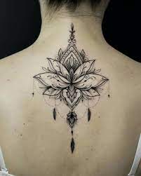 In terms of special designs, the mandala lotus is especially popular. Lenas Mandala Lotusblumentatowierung Daryl Trug Das Tattoo Auf Ihrem Rucken Zur Erinnerung An Danny Und Sophia Pining Time Lotusblume Tattoo Tattoo Rucken Tatowierungen