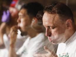 Joey jaws chestnut broke his own record to gulp to a 14th win in the men's nathan's famous hot joey chestnut celebrates after winning the nathan's famous fourth of july hot dog eating contest. 22 000 Kalorien 75 Hotdogs In Zehn Minuten Wettesser Bricht Eigenen Rekord Shz De