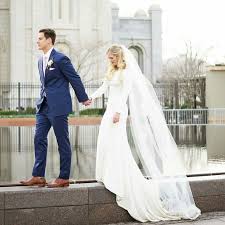 More And More Couples Today Choose Modern Decor And Wedding Style To Rock Because It S Ch Plain Wedding Dress Minimalist Wedding Dresses Modest Wedding Dresses