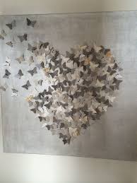 Zo Mooi Leuk Idee Om Een Keer Zelf Te Maken Met Papiertjes Let Op Je Moet Heel Veel Geduld Selbstgemachte Wandkunst Schmetterling Wand Papierschmetterlinge