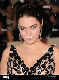 Bee shaffer arriving at the 2010 metropolitan museum of art costume  institute benefit celebrating the opening