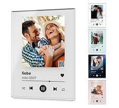 Kevin ist nicht dumm und auch nicht schlau / hängt am liebsten stundenlang zu haus / mit sein' zwei hunden auf der couch / doch wird es dunkel, geht er raus / ohne kohle, ohne Amazon De Song Cover Glas Bild Mit Foto Acrylglas Titel Und Musikalbum Spotify Mit Musiktitel Namen Oder Anderer Widmung Perfekt Als Geschenkidee Fur Partner Freund Familie Wanddeko Song Cover Bild