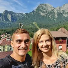 Marian drăgulescu a obţinut o medie de 14733 la sărituri, la campionatelor europene de gimnastică artistică petrom, masculin. Detalii Despre Povestea De Dragoste Dintre Marian DrÄƒgulescu È™i Simona Ea Nici Nu Stia Cine Sunt Colegii De MuncÄƒ I Au Spus