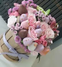 Pair a flower bouquet with a box of divine chocolate dipped strawberries and other treats, such as banana bites dipped in white and semisweet chocolate and apple wedges covered in semisweet chocolate. Strawberries Bouquet Chocolate Covered Strawberries Bouquet Chocolate Covered Strawberries Chocolate Strawberries Edible Arrangements