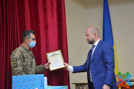Особі, яка вперше призначена на посаду державної служби і не має іншого рангу, військового або спеціального звання, класного чину, після закінчення строку випробування присвоюють черговий ранг у межах категорії посади може бути присвоєний через 3 роки з дня призначення. Valentin Sokolyuk Privitav Pracivnikiv Derzhspeczv Yazku Z Profesijnim Svyatom Hmelnicka Oblasna Rada