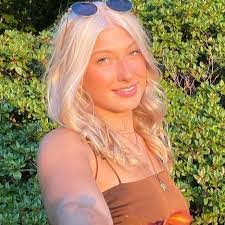 Karla Munson's Instagram, Twitter & Facebook