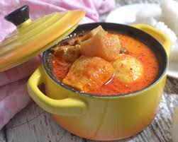 Kemudian siram dengan kuah sayur di atasnya, taruh 1 potong rendang, lalu beri taburan bawang merah goreng di atasnya. Lontong Sayur Sambel Krecek Resep Emak