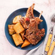 Considéré par les amateurs comme le plus classique, le couscous au mouton est un repas complet à lui seul, avec bouillon, légumes et viande, que relève la saveur piquante de la harissa. Mouton Facon Couscous De Les Assiettes De Sophie Et Ses Recettes De Cuisine Similaires Recettesmania