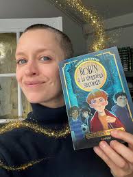 Ce Robin « petit format » est en librairie depuis une semaine déjà, et j'ai  enfin reçu un premier exemplaire hier ! Il brille, il est tout mignon, et  il sera rejoint