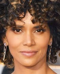 Halle Berry Is Rocking Her Natural Hair Despite The Haters Natural Hair Styles Hairdo Beauty Hacks