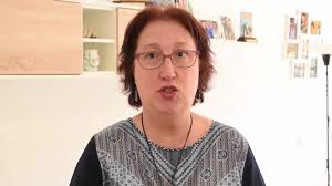 Un aula con cama, cocina y sofá: un colegio promueve la inclusión con  tareas domésticas