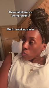 Trabajo en Casos Esta Noche: Humor y Risas