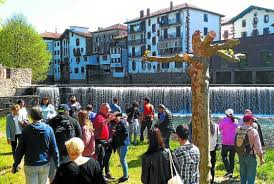 Yaşanan bir cinayet olayı üzerini amiri, cesedin bulunduğu yerle olan bağlantısından dolayı amaia'yı cinayeti araştırması için görevlendirir. El Tiron De El Guardian Invisible Colapsa Baztan El Diario Vasco
